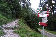 88 Raggiungo il punto di partenza del sent. 117 sulla stradetta Valleve-Branzi